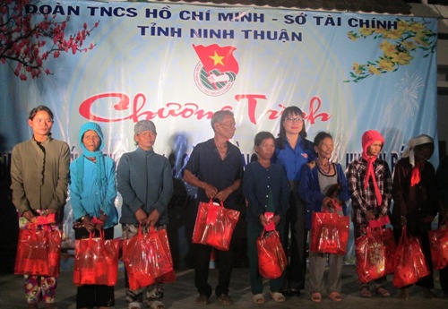 Đồng chí Vũ Thị Thùy Trang, Phó Bí thư Tỉnh Đoàn  tặng quà cho các hộ gia đình có hoàn cảnh khó khăn 